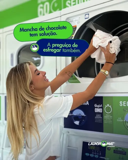 A primeira reação é correr pro tanque, deixar de molho e desgastar o tecido esfregando