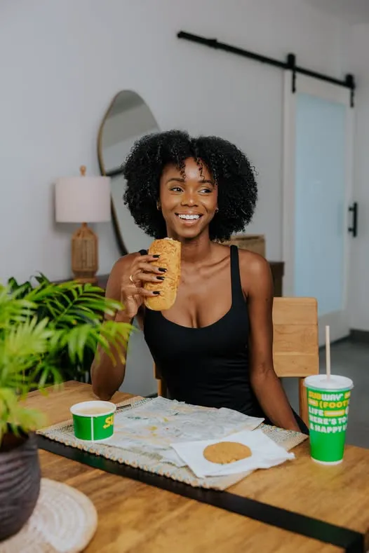 Traha fresco y na bo manera, pa bo goza di momentonan manera esaki. Made fresh, made your way, made for moments like this. 🙂🥖💚