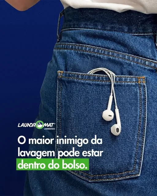 Papel, caneta, moeda, fone de ouvido, recibo...