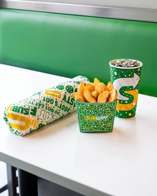 ¿Se han preguntado como se vería Subway en modo bedazzling? ✨