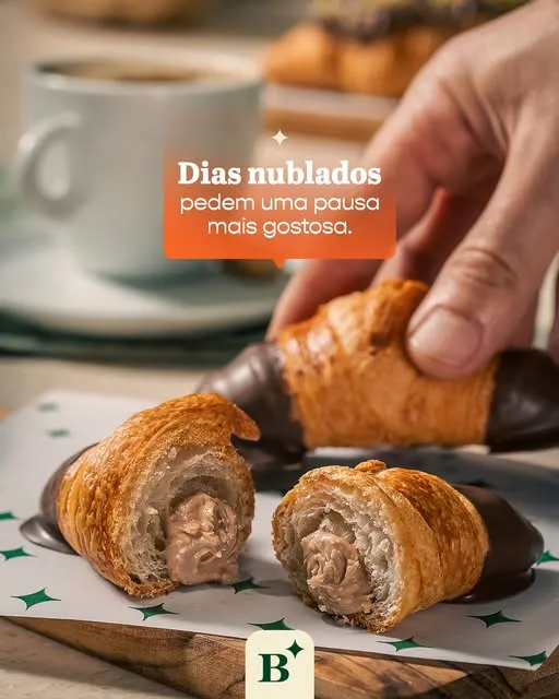 Chuva lá fora. Croissant e café do lado de dentro.