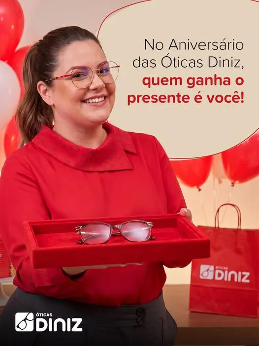 A festa de aniversário das Óticas Diniz continua, e quem ganha o presente é você! 🎂🥳 Na compra da armação, você GANHA as lentes! 👓✨