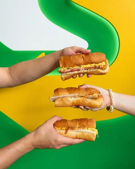Comparte, convive y disfruta 🙌🥪🥬 En Subway hay un sub para cada quien. ¡Arma el tuyo hoy mismo y vive el sabor en buena compañía!